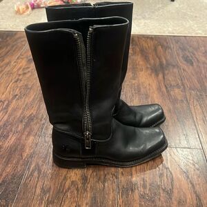 Frye Heath Boot
Black womens size 6.5 side zipper in GUC perfect for winter
